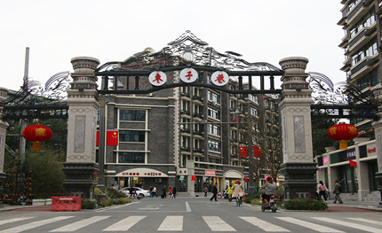 5G基站、紅綠燈等與路燈合桿，讓成都這個特色街區(qū)更有特色