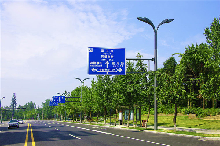 與交通指示牌合桿 與交通指示牌合桿