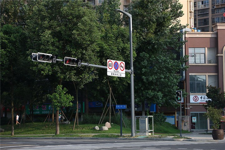 與紅綠燈合桿 與紅綠燈合桿